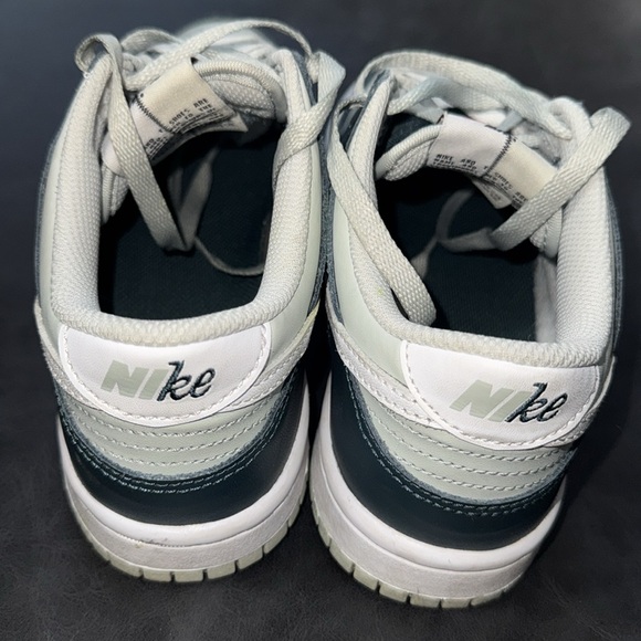 Gently used- Almost New Nike Dunk Low - Picture 3 of 5